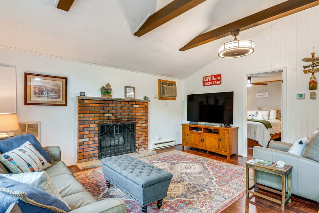Deck & Fire Pit: Pet-Friendly Pocono Lake Abode!