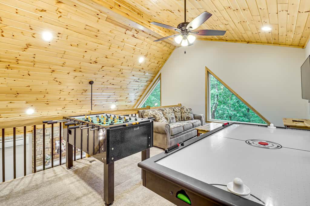 Forest Views & Hot Tub: Poconos Cozy Cabin