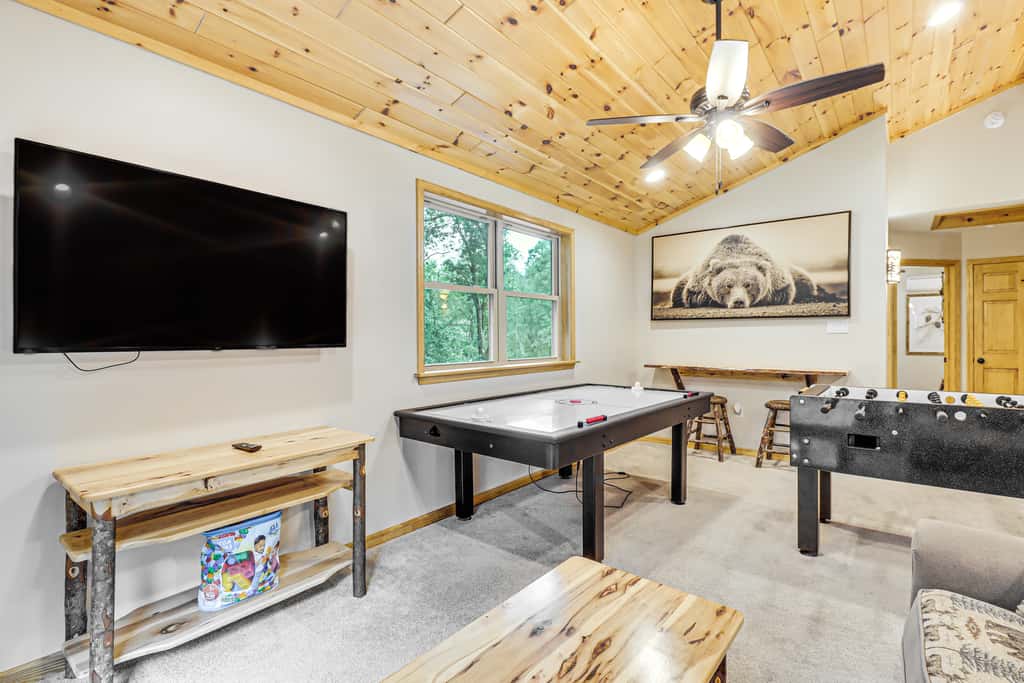Forest Views & Hot Tub: Poconos Cozy Cabin