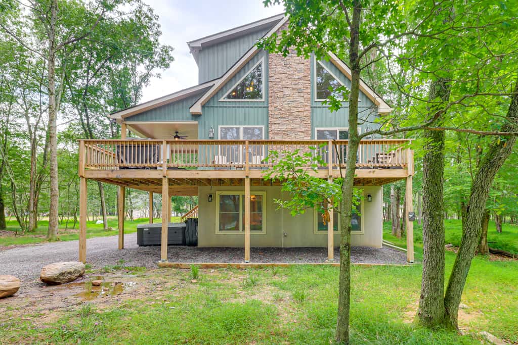 Forest Views & Hot Tub: Poconos Cozy Cabin