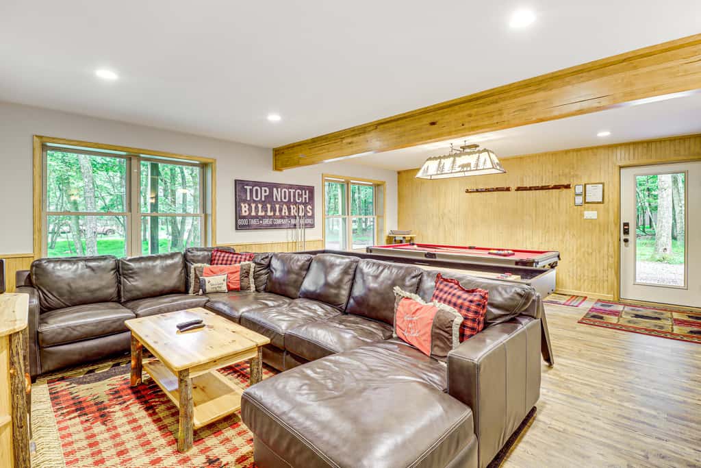 Forest Views & Hot Tub: Poconos Cozy Cabin