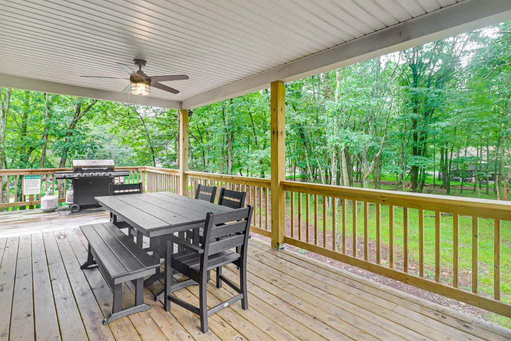 Forest Views & Hot Tub: Poconos Cozy Cabin
