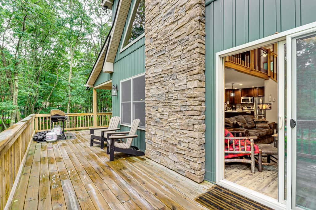 Forest Views & Hot Tub: Poconos Cozy Cabin