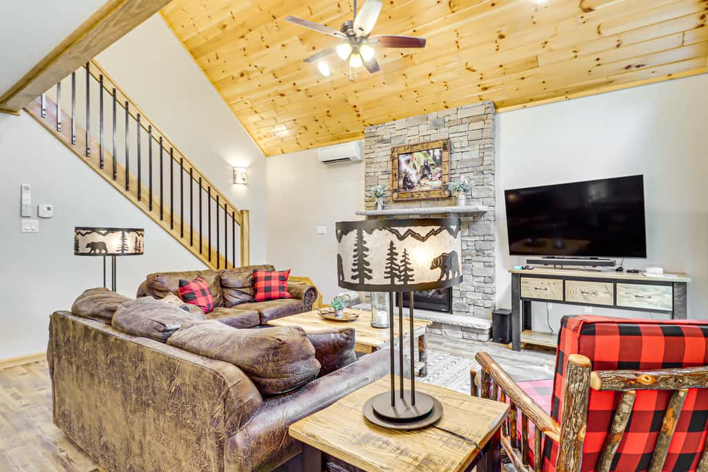 Forest Views & Hot Tub: Poconos Cozy Cabin