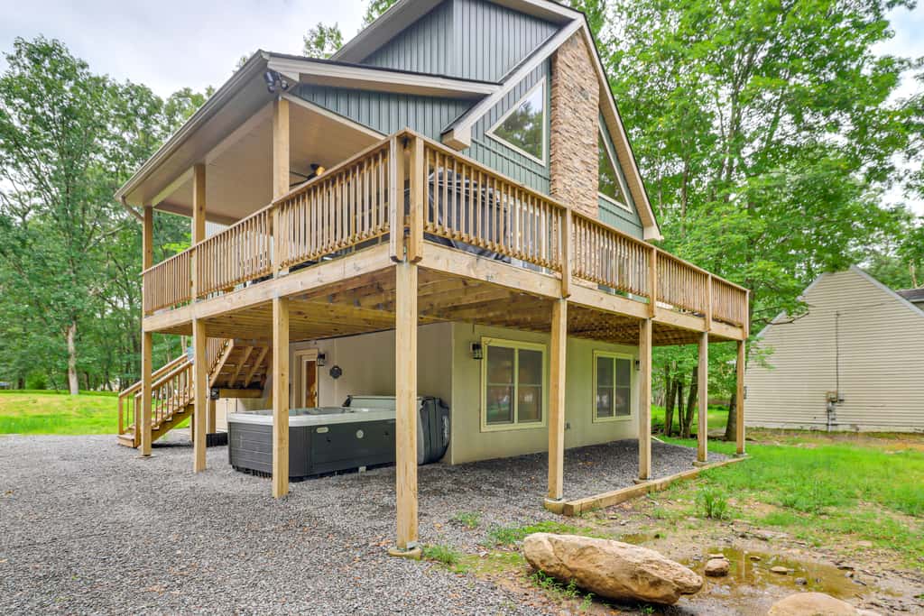 Forest Views & Hot Tub: Poconos Cozy Cabin