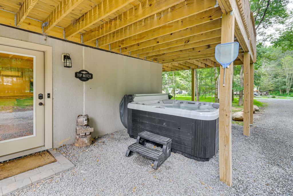 Forest Views & Hot Tub: Poconos Cozy Cabin