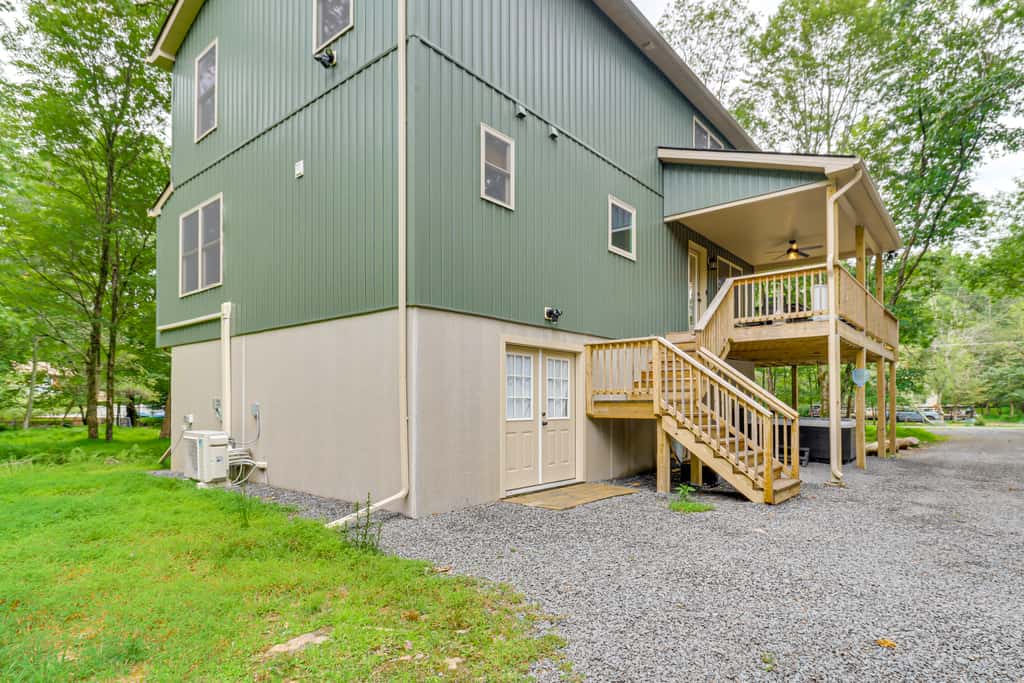 Forest Views & Hot Tub: Poconos Cozy Cabin