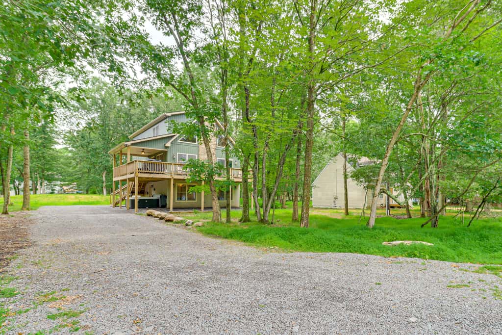 Forest Views & Hot Tub: Poconos Cozy Cabin