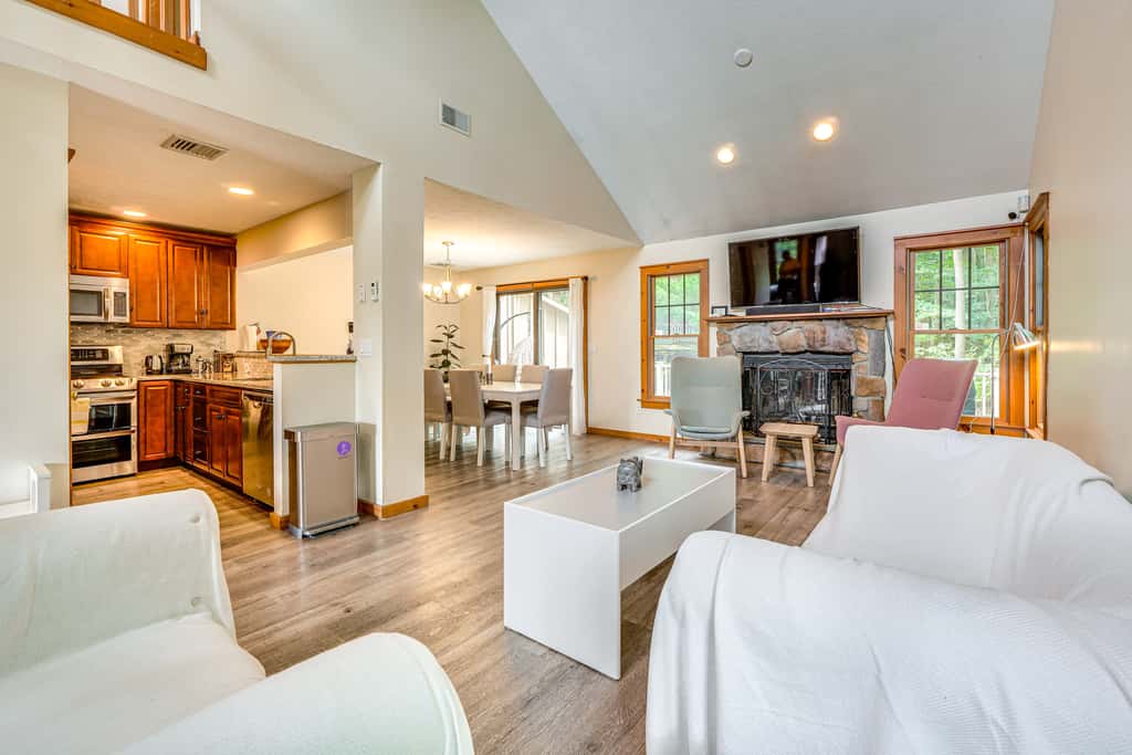 Tannersville Resort Home w/ Deck & Gas Grill!