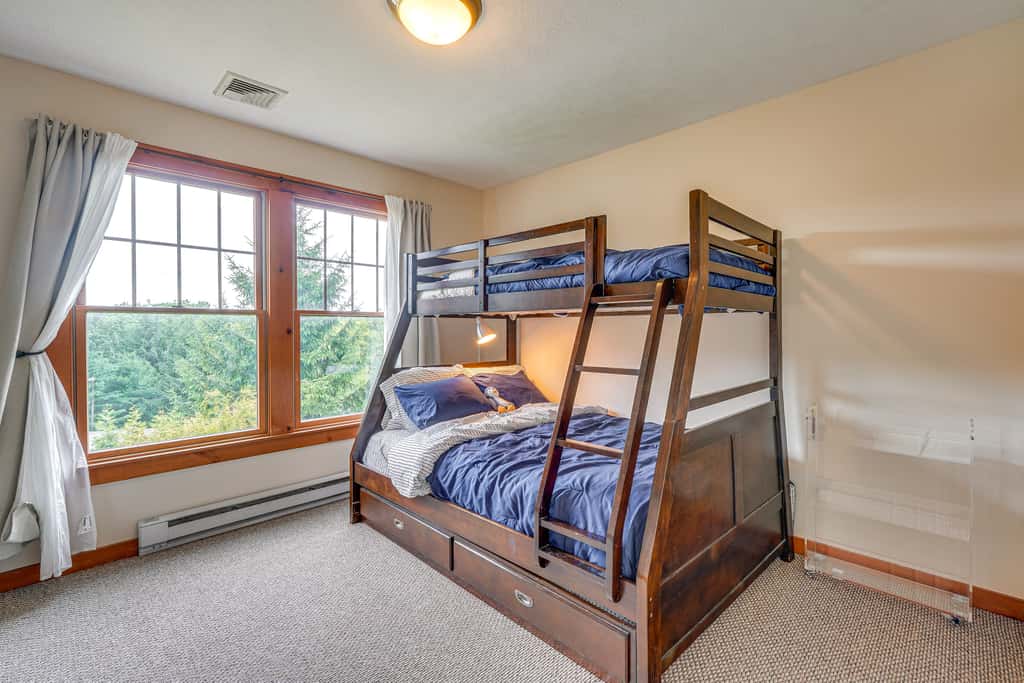 Tannersville Resort Home w/ Deck & Gas Grill!