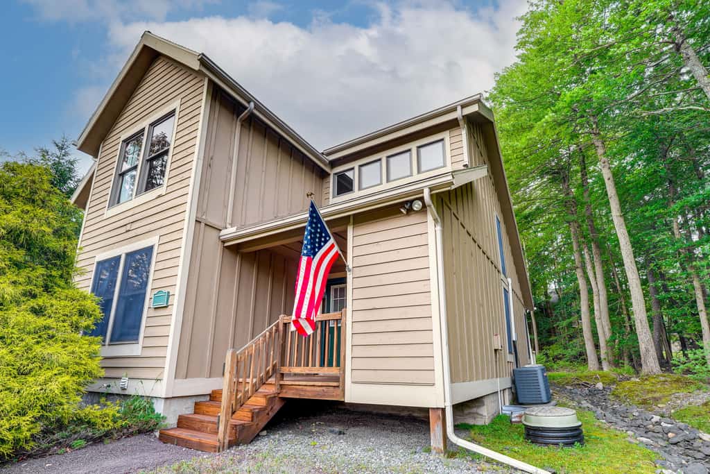 Tannersville Resort Home w/ Deck & Gas Grill!