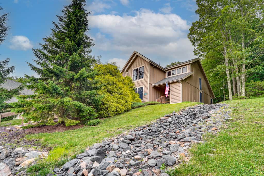 Tannersville Resort Home w/ Deck & Gas Grill!