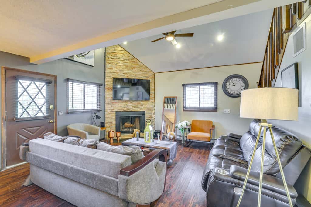 Private Hot Tub & Game Room: Pocono Family Cabin!
