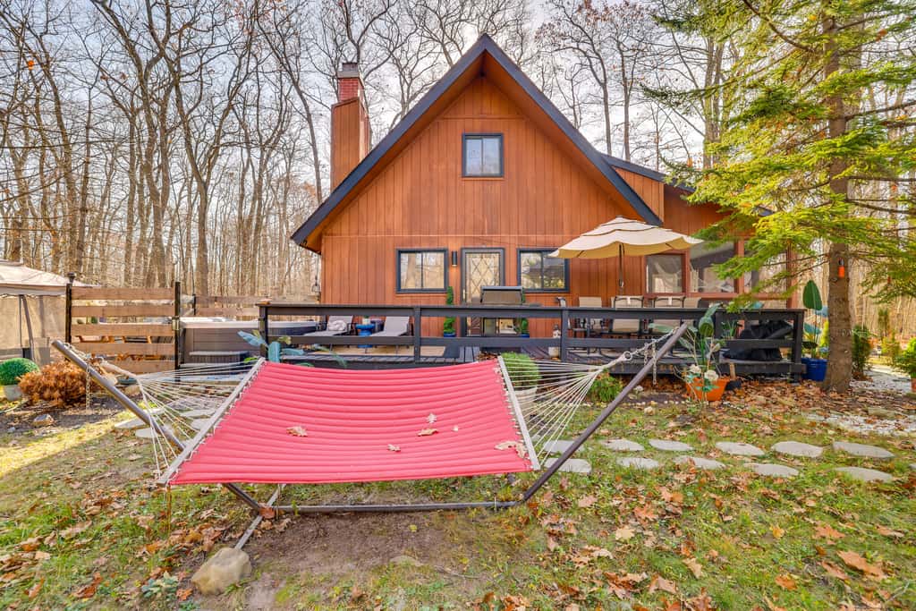 Private Hot Tub & Game Room: Pocono Family Cabin!