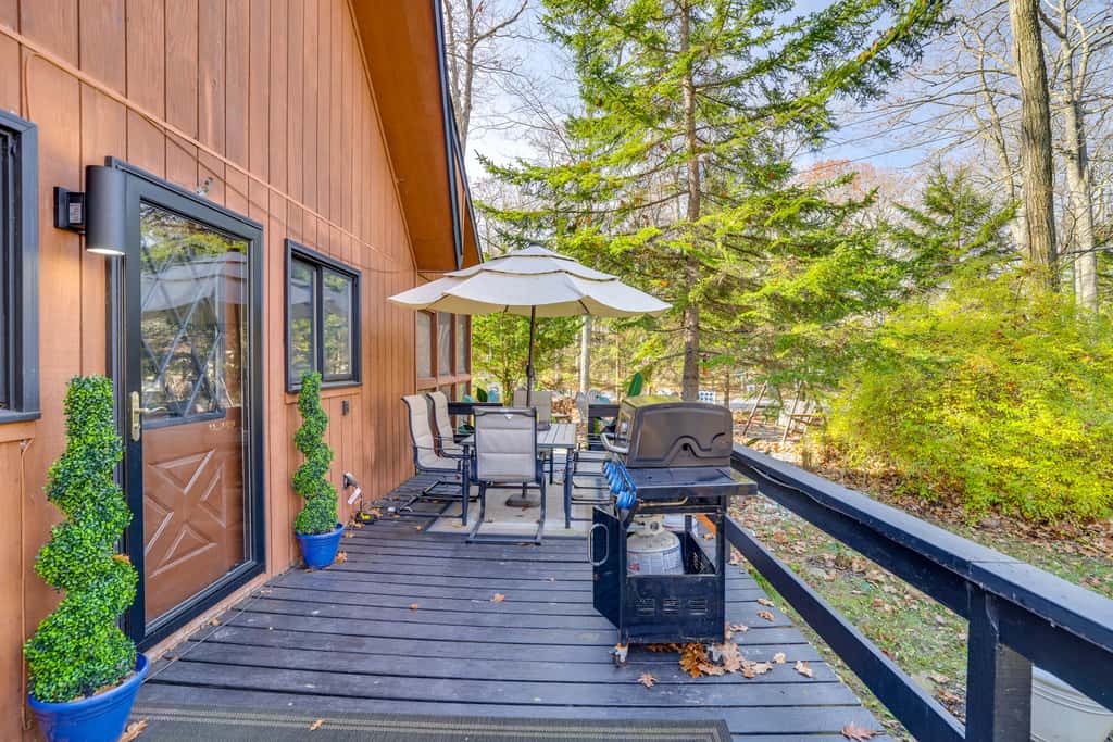 Private Hot Tub & Game Room: Pocono Family Cabin!
