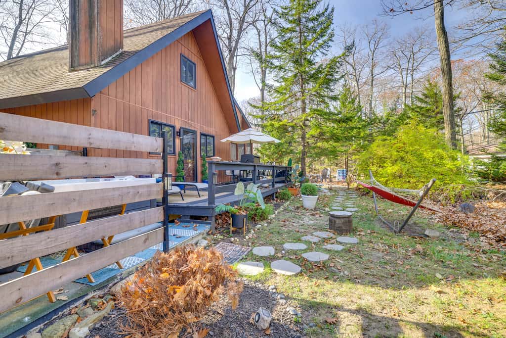 Private Hot Tub & Game Room: Pocono Family Cabin!