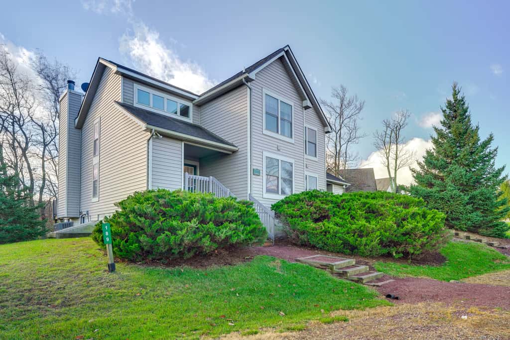 1 Mi to Waterpark: Mtn-View Poconos Hideaway!