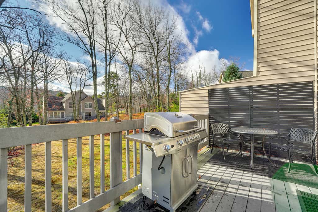 1 Mi to Waterpark: Mtn-View Poconos Hideaway!