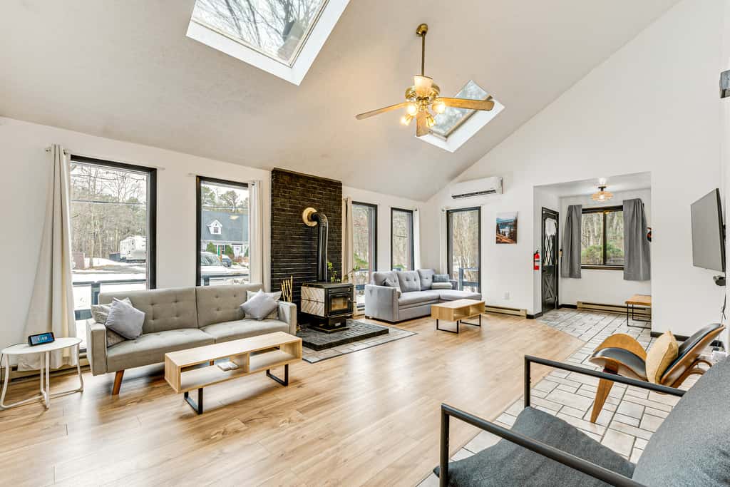 Hot Tub & Game Room: Long Pond Getaway!