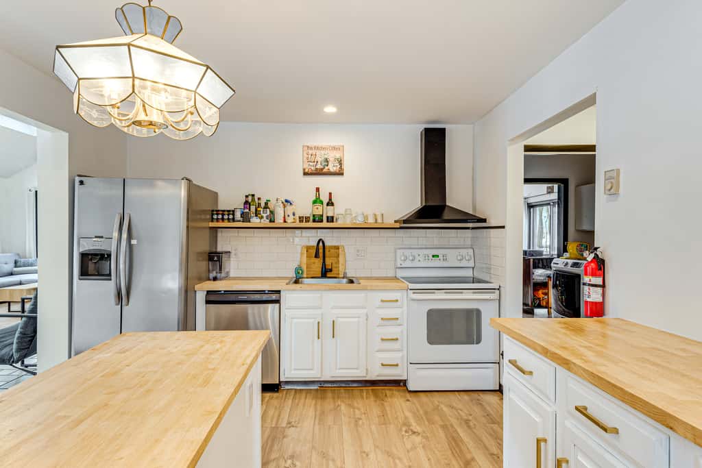 Hot Tub & Game Room: Long Pond Getaway!