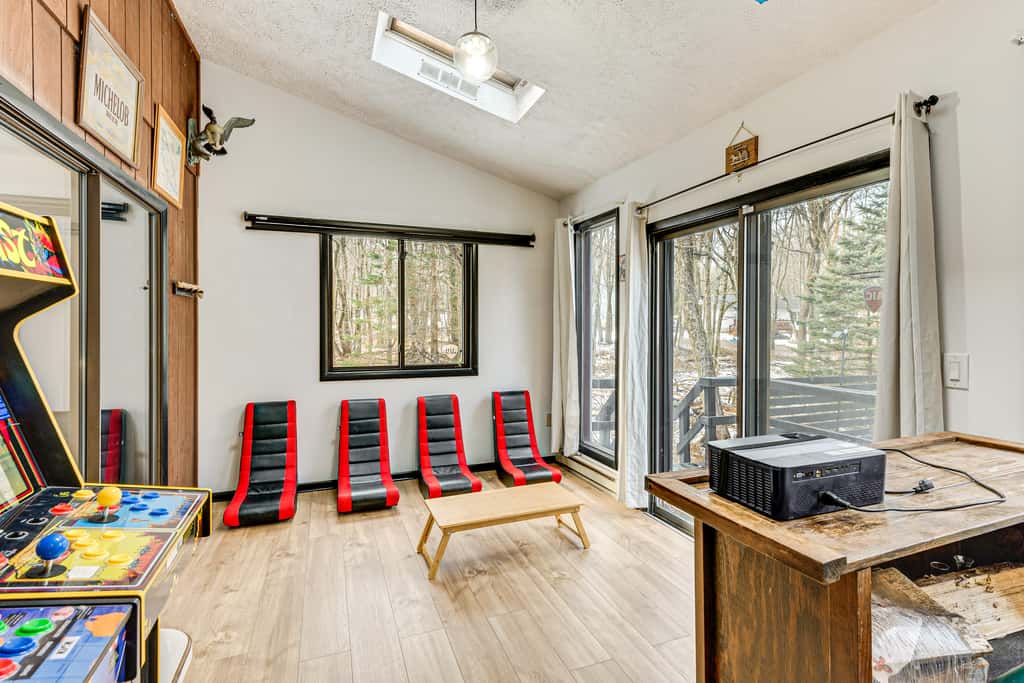 Hot Tub & Game Room: Long Pond Getaway!