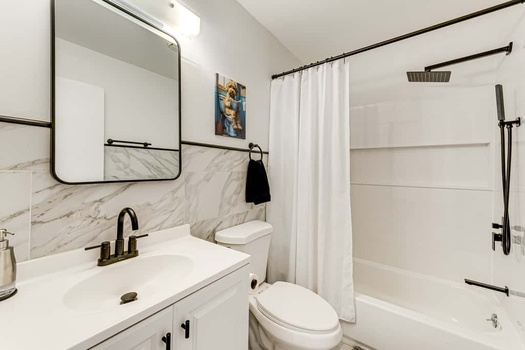 Hot Tub & Game Room: Long Pond Getaway!