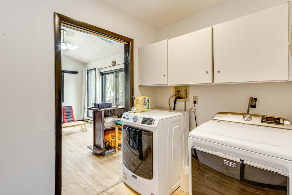 Hot Tub & Game Room: Long Pond Getaway!