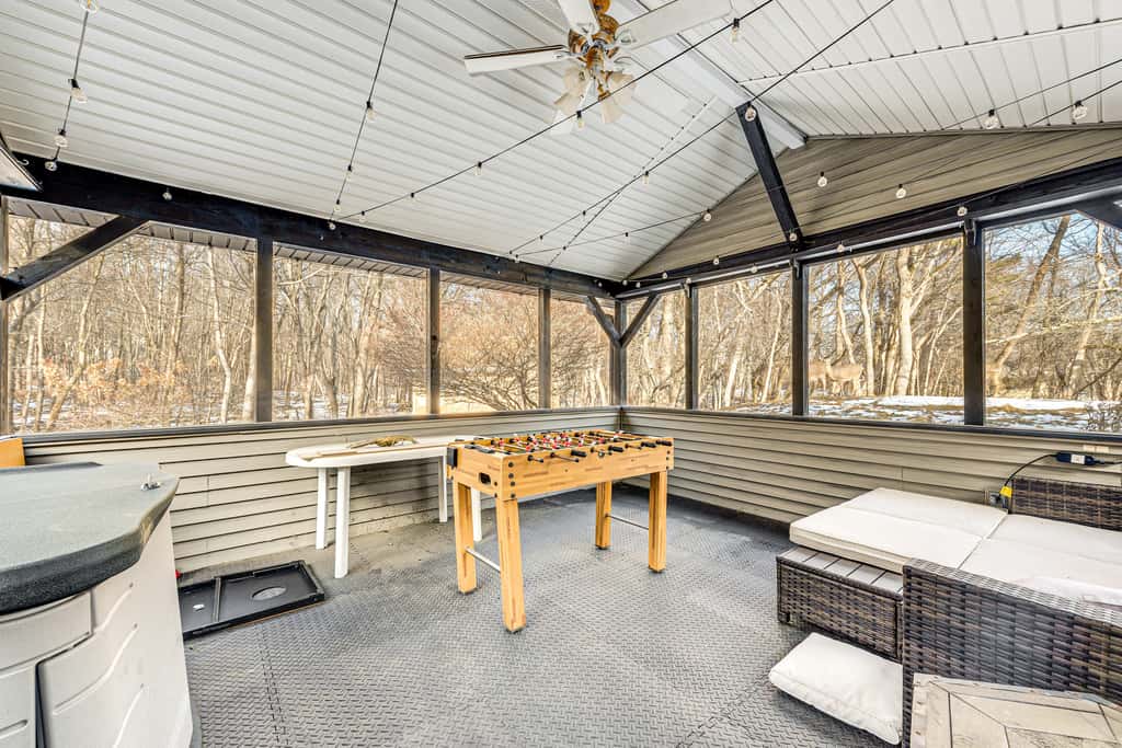 Hot Tub & Game Room: Long Pond Getaway!