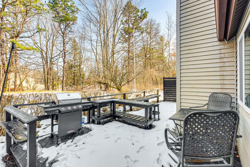 Hot Tub & Game Room: Long Pond Getaway!