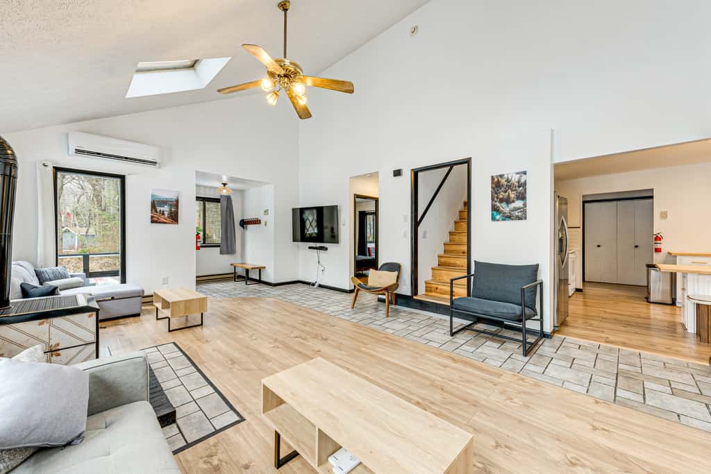 Hot Tub & Game Room: Long Pond Getaway!