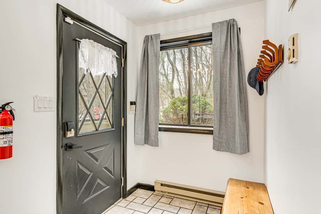 Hot Tub & Game Room: Long Pond Getaway!