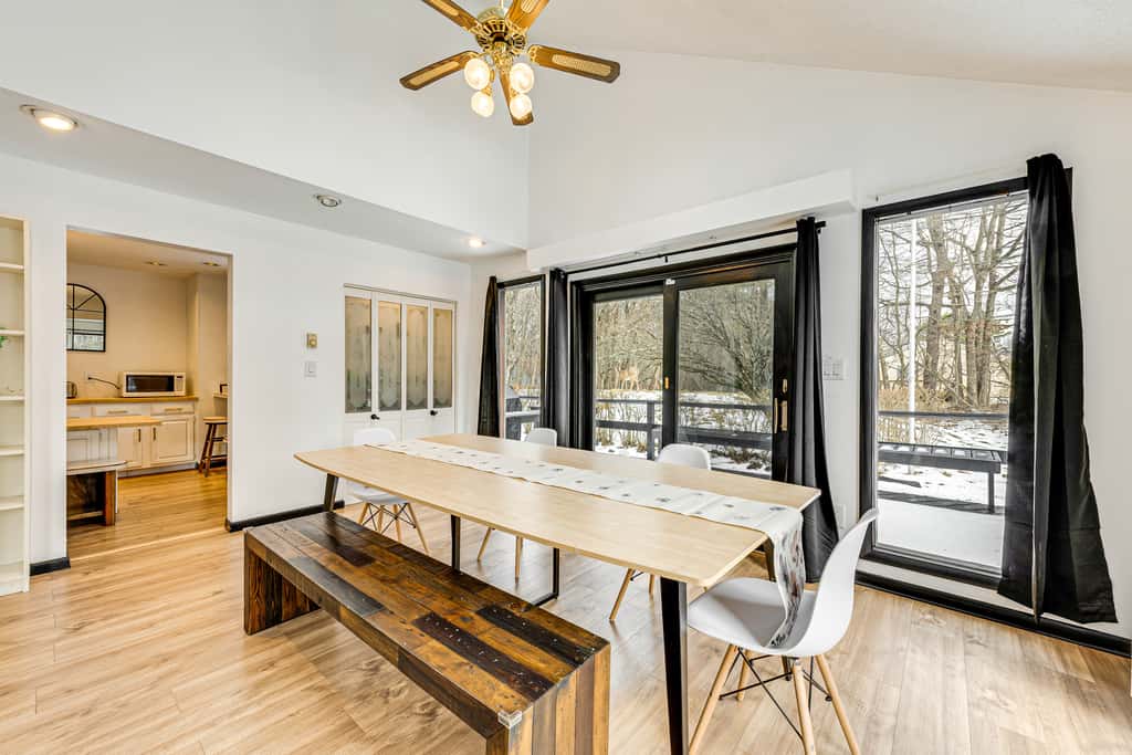 Hot Tub & Game Room: Long Pond Getaway!