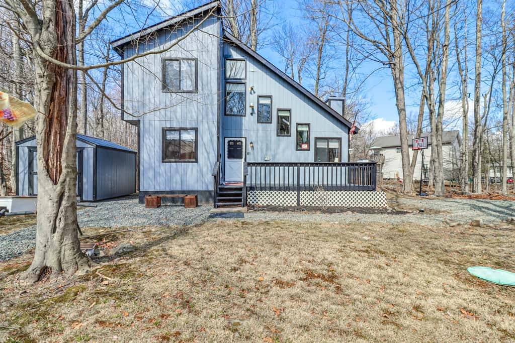 3 Mi to Tobyhanna State Park: Home w/ Serene Deck!