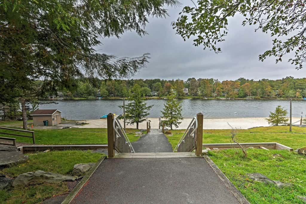 3 Mi to Tobyhanna State Park: Home w/ Serene Deck!