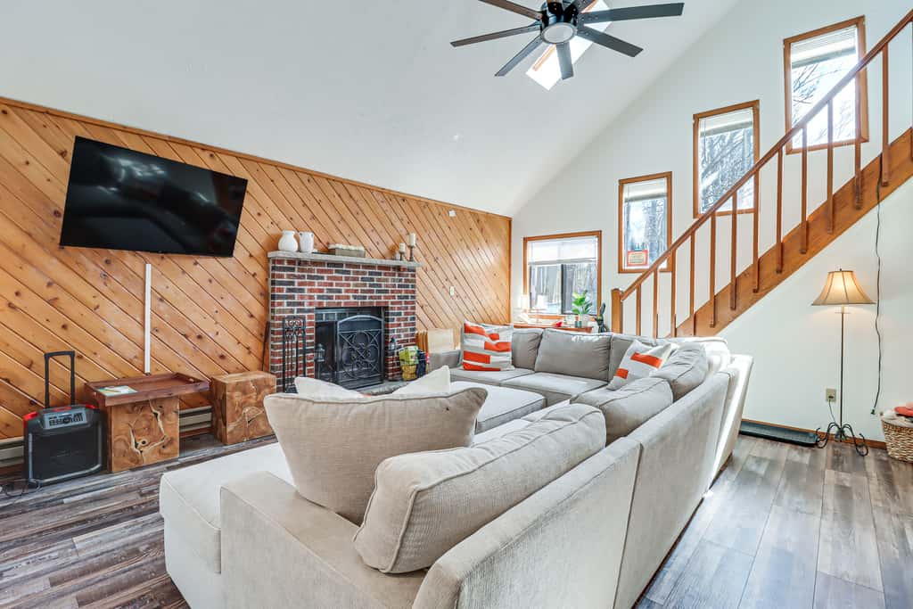 3 Mi to Tobyhanna State Park: Home w/ Serene Deck!