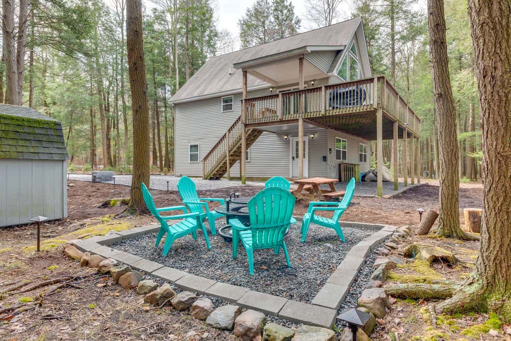 Lakefront Poconos Cabin w/ Deck & Game Room