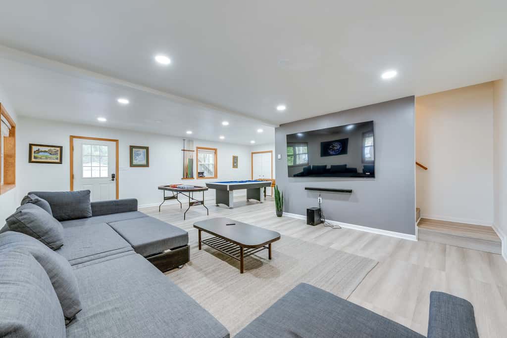 Lakefront Poconos Cabin w/ Deck & Game Room