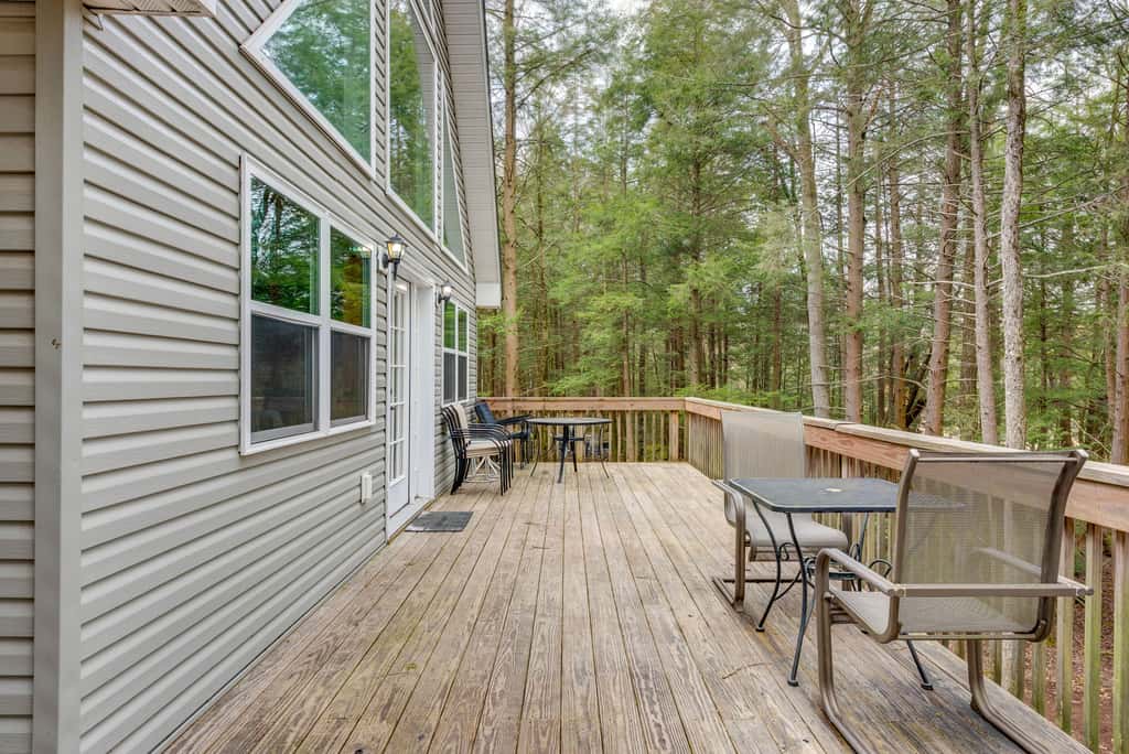 Lakefront Poconos Cabin w/ Deck & Game Room