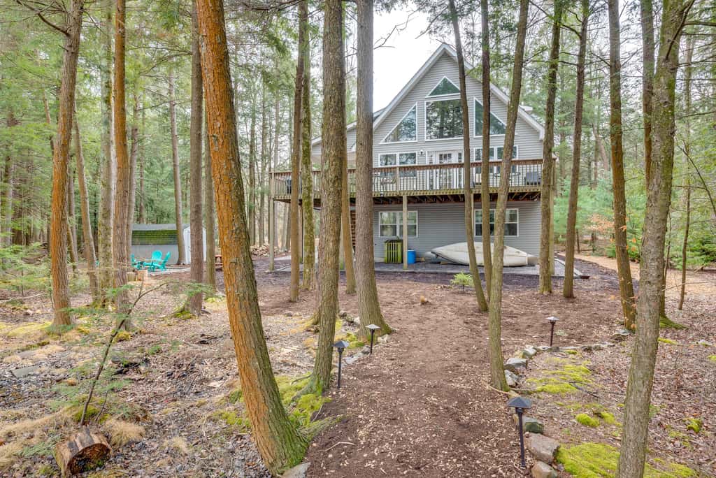 Lakefront Poconos Cabin w/ Deck & Game Room