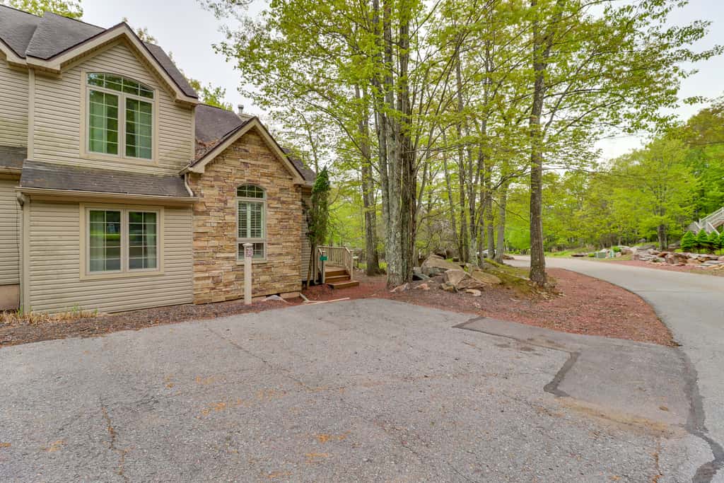 < 1 Mi to Big Boulder Mtn! Home w/ Hot Tub & Deck