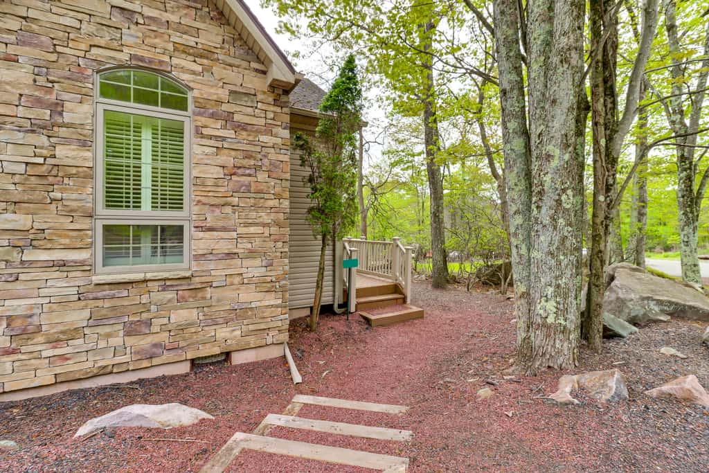 < 1 Mi to Big Boulder Mtn! Home w/ Hot Tub & Deck