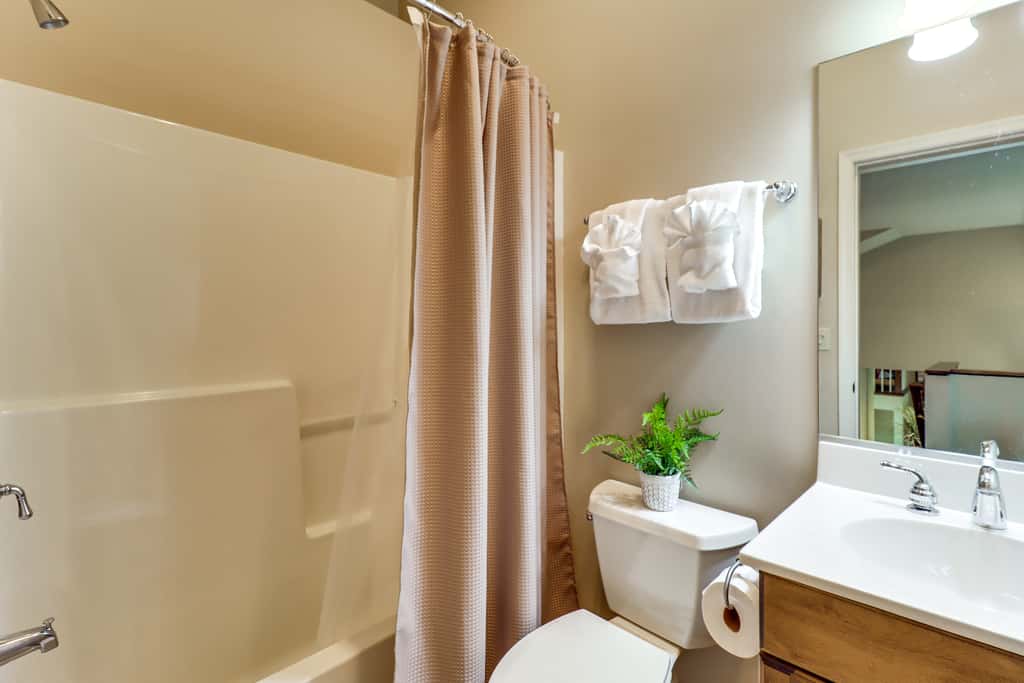 < 1 Mi to Big Boulder Mtn! Home w/ Hot Tub & Deck
