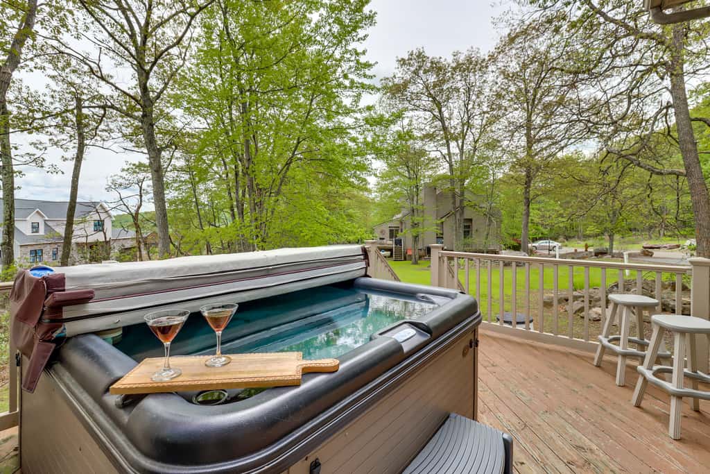 < 1 Mi to Big Boulder Mtn! Home w/ Hot Tub & Deck