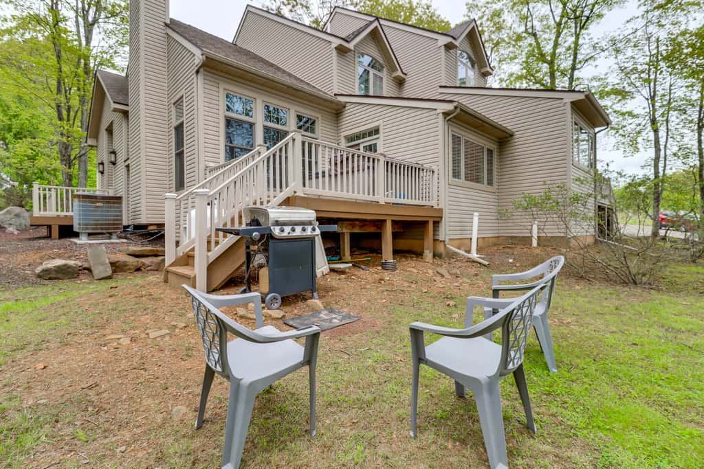 < 1 Mi to Big Boulder Mtn! Home w/ Hot Tub & Deck