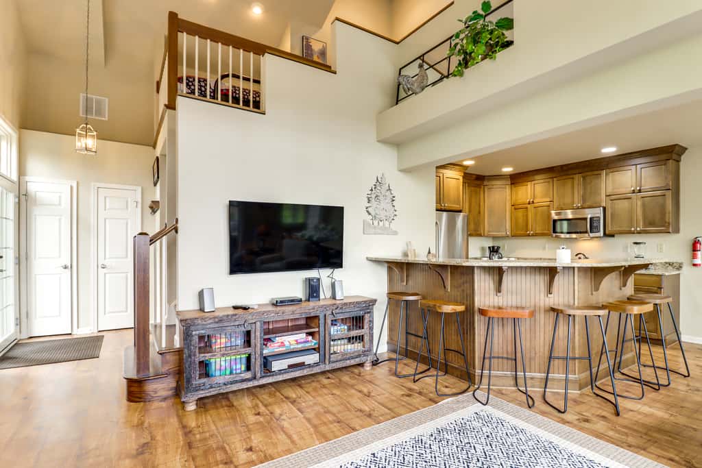 < 1 Mi to Big Boulder Mtn! Home w/ Hot Tub & Deck