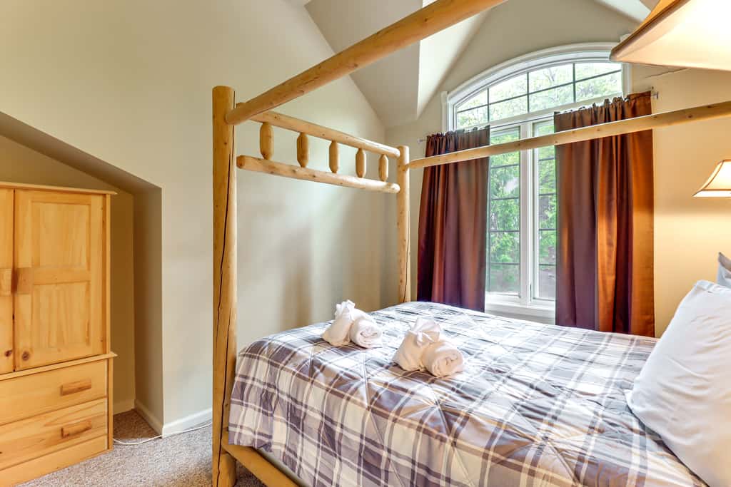 < 1 Mi to Big Boulder Mtn! Home w/ Hot Tub & Deck