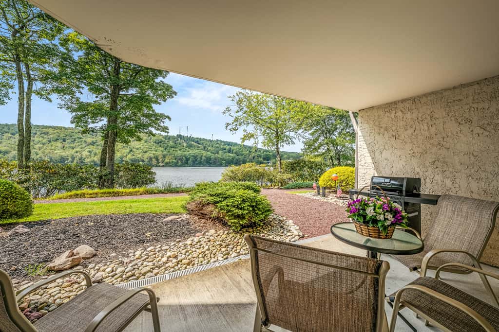 'Cobbies Cove' Lakefront Gem: Epic Views & Pool!