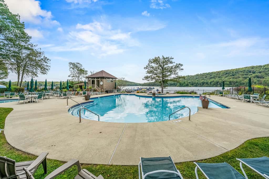 'Cobbies Cove' Lakefront Gem: Epic Views & Pool!