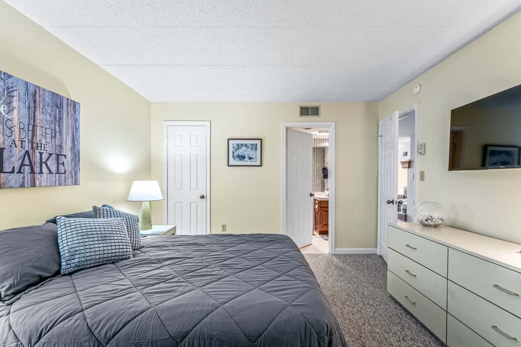 'Cobbies Cove' Lakefront Gem: Epic Views & Pool!