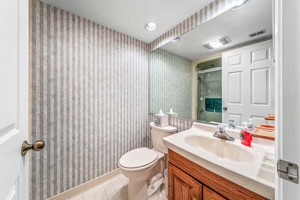 'Cobbies Cove' Lakefront Gem: Epic Views & Pool!
